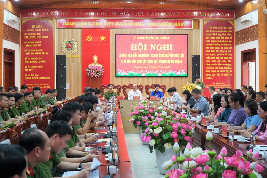 Các đại biểu dự Hội nghị Sơ kết 1 năm triển khai mô hình “Giáo dục ý thức chấp hành pháp luật và kỹ năng sống trong các trường học” trên địa bàn tỉnh Nghệ An tại điểm cầu công an tỉnh. Ảnh: Hồ Lài giao-duc-phap-luat-1.jpg