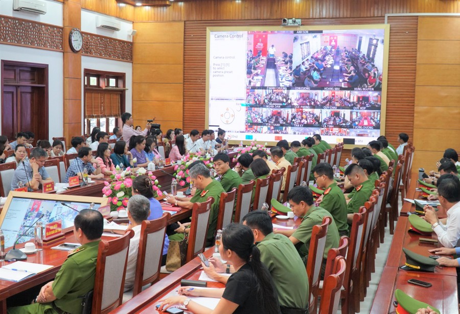 Đại biểu các điểm cầu phát biểu ý kiến tham luận. Ảnh: Hồ Lài giao-duc-phap-luat-2.jpg