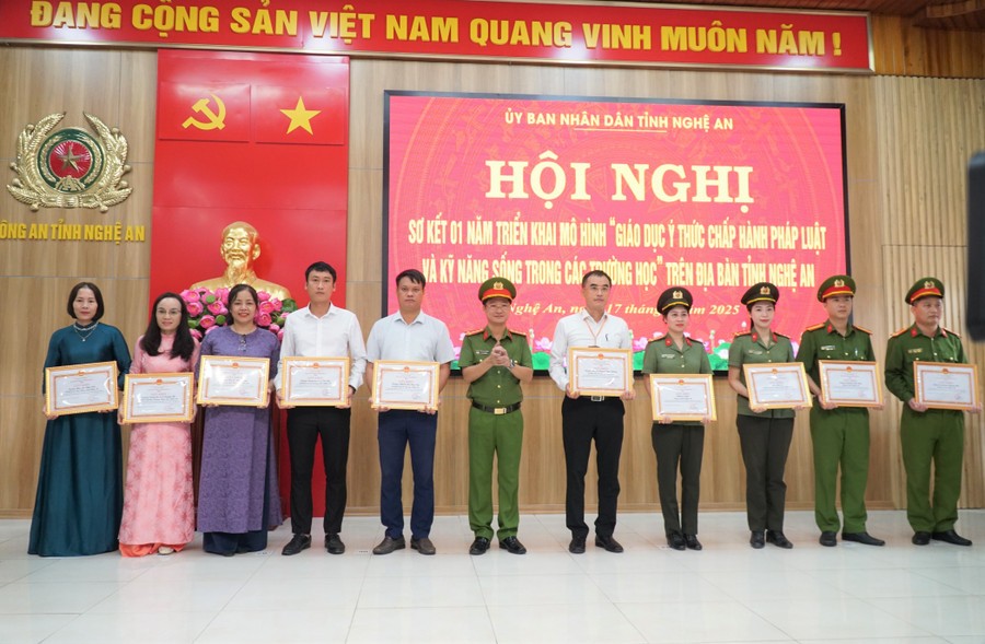 Đại tá Trần Ngọc Tuấn - Phó Giám đốc Công an tỉnh Nghệ An trao giấy khen cho các tập thể đạt thành tích tiêu biểu trong thực hiện mô hình. Ảnh: Hồ Lài giao-duc-phap-luat-3.jpg