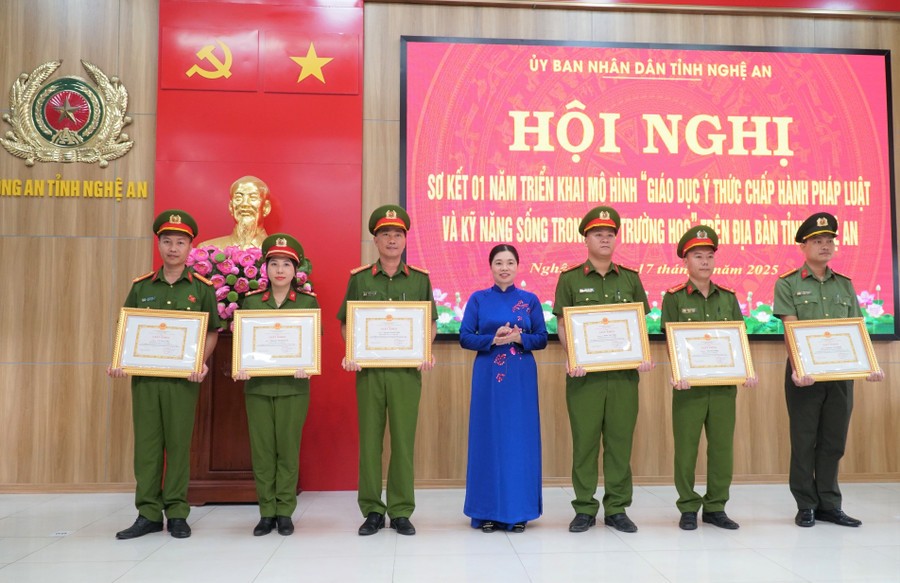 Bà Hồ Thị Châu Loan - Phó Giám đốc Sở GD&ĐT Nghệ An trao giấy khen cho các cá nhân thực hiện tốt mô hình. Ảnh: Hồ Lài giao-duc-phap-luat-4.jpg