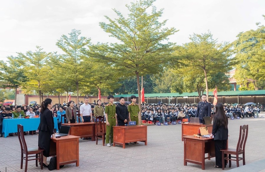 Phiên tòa giả định xét xử hình sự học sinh có hành vi chế tạo pháo nổ tại Trường THPT Nam Đàn 1 (Nghệ An). Ảnh: NTCC giao-duc-phap-luat-cho-hoc-sinh-1.jpg