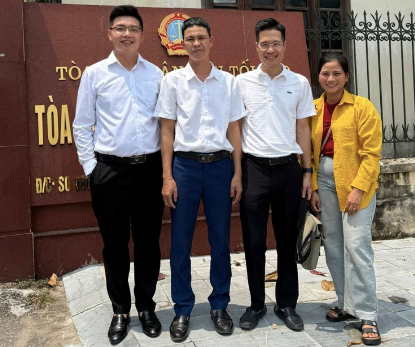 Luật sư Lê Hồng Hiển (thứ 2 bên phải) cùng vợ chồng anh Thái Khắc Thành tại TAND tỉnh Hưng Yên. screen-shot-2025-09-17-at-115851.png
