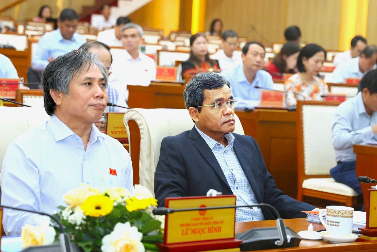 3-uy-vien-bch-trung-uong-dang-bi-thu-tinh-uy-ho-van-nien-ben-phai-anh-du-ky-hop-1761296939.jpg
