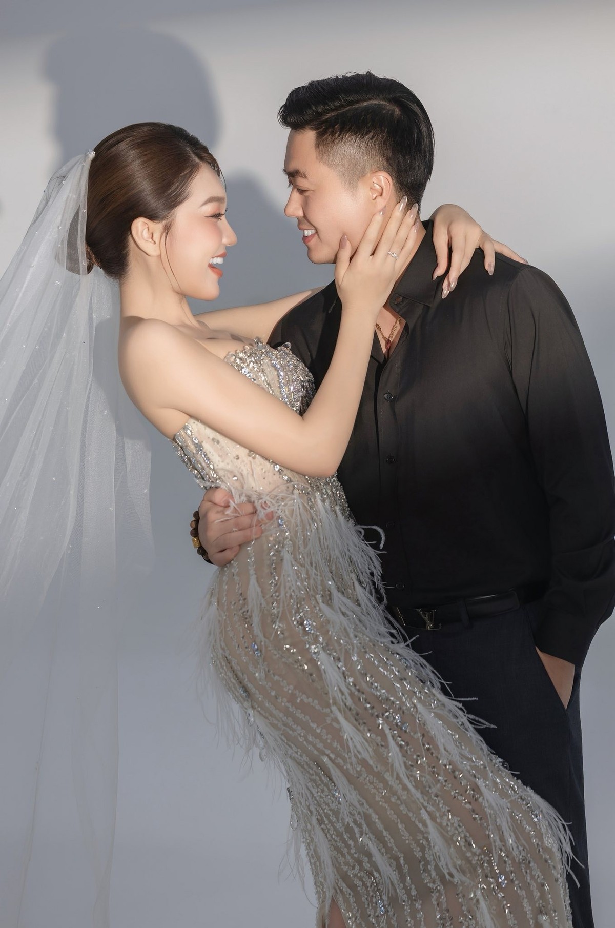 Thân váy đính kết những viên đá lấp lánh, tôn lên vóc dáng của người đẹp từng lọt Top 10 Hoa hậu Hoàn vũ Việt Nam 2017.