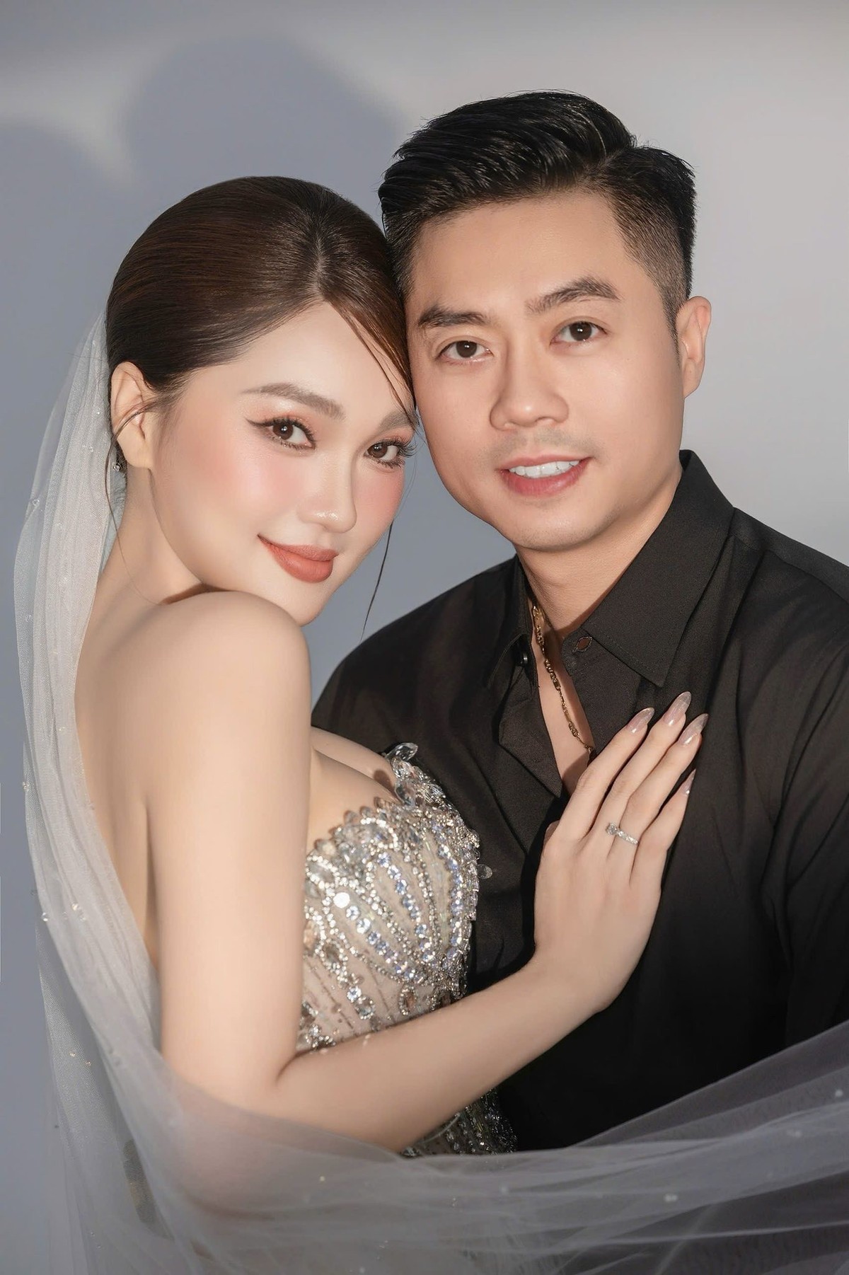 Ngày 26/10, trên trang cá nhân, Huy Hoàng chia sẻ về niềm vui sắp kết hôn. 