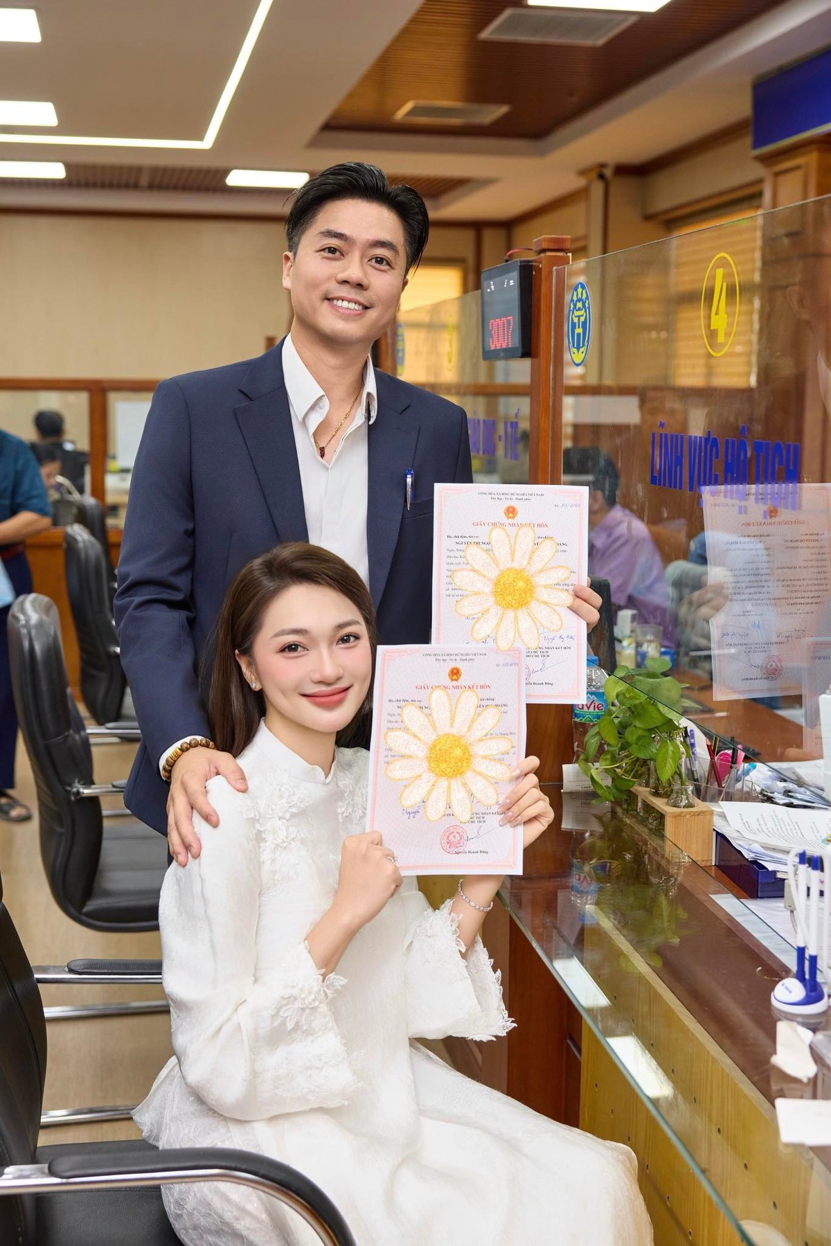 Nguyễn Ngọc Nữ nổi tiếng trên mạng khi làm PG trao giải tại cuộc thi Người đẹp Kinh Bắc 2017. Không lâu sau, hot girl quê Nghệ An ghi danh vào cuộc thi Hoa hậu Việt Nam 2017 và giành giải Gương mặt đẹp nhất.