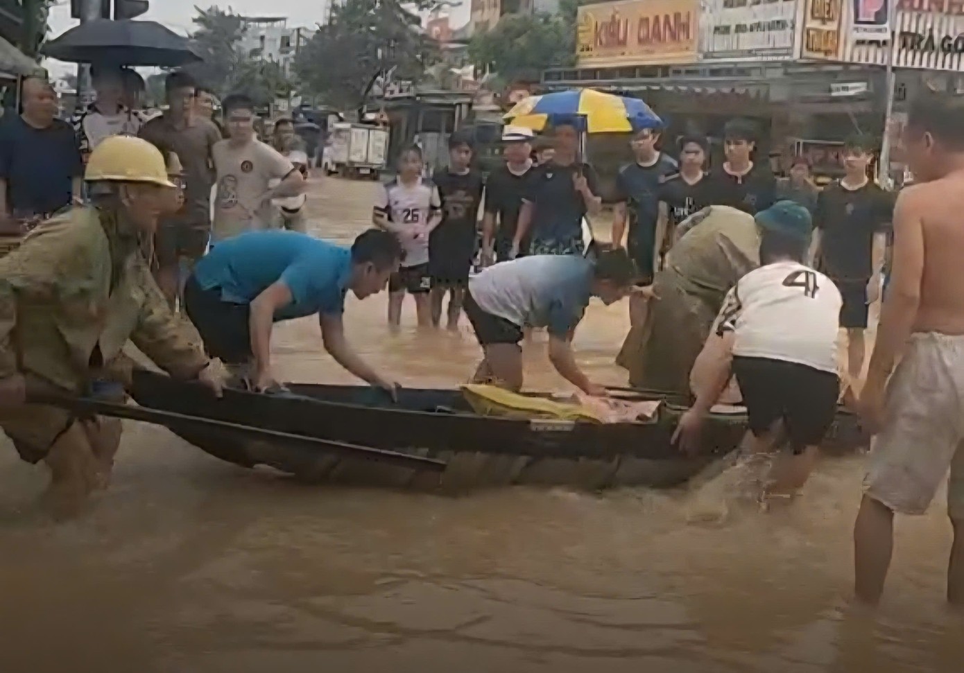 Lực lượng chức năng và người dân đưa các nạn nhân bị ngạt khí đi cấp cứu dua-nan-nhan-ngat-khi-di-cap-cuu.jpg