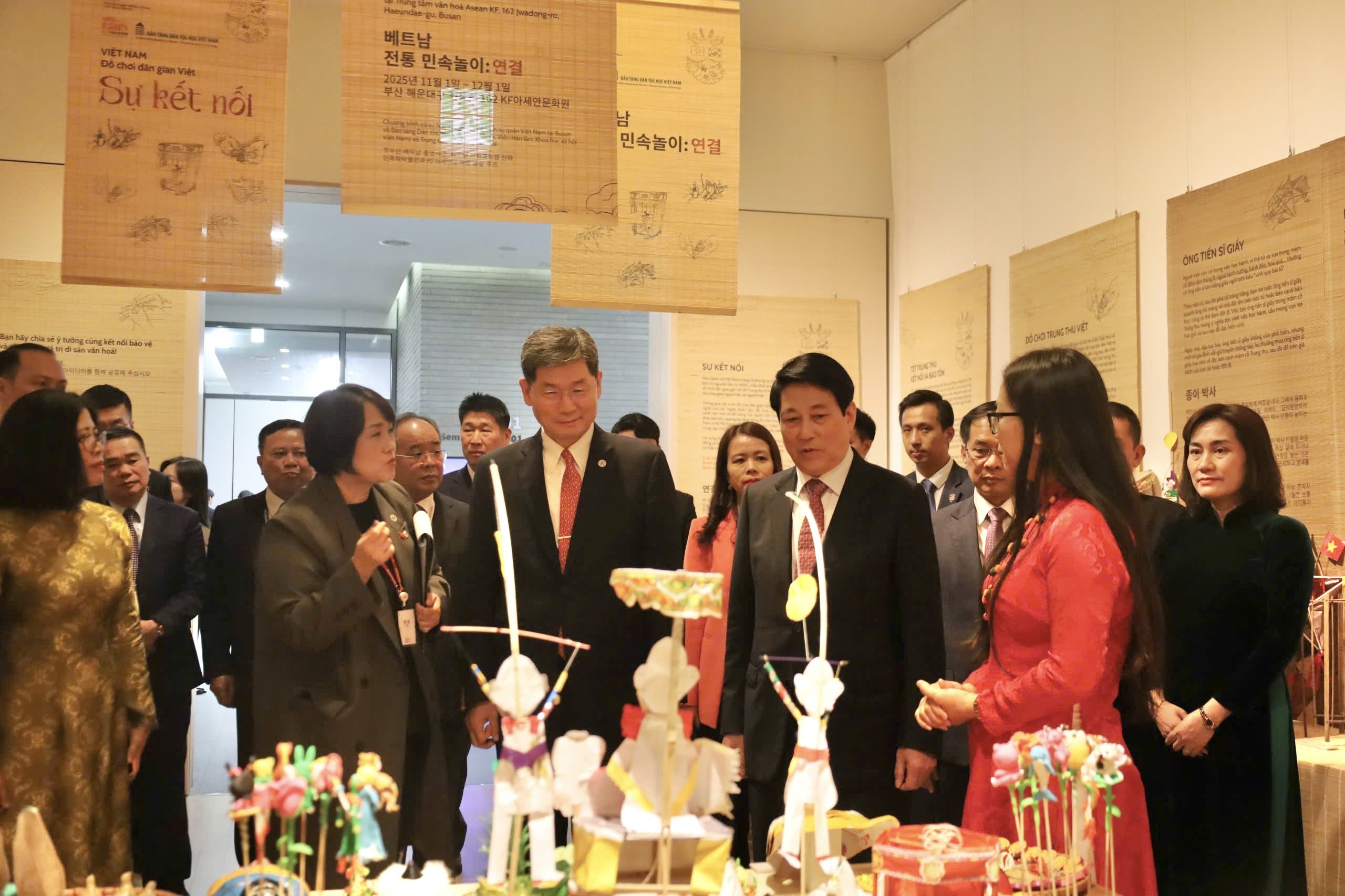 1-chu-tich-nuoc-luong-cuong-chu-tich-quy-giao-luu-quoc-te-han-quoc-kf-cung-phai-doan-tham-quan-khong-gian-trung-bay-nghe-thuat-do-choi-dan-gian-viet-su-ket-noi-1-1762075919.jpg