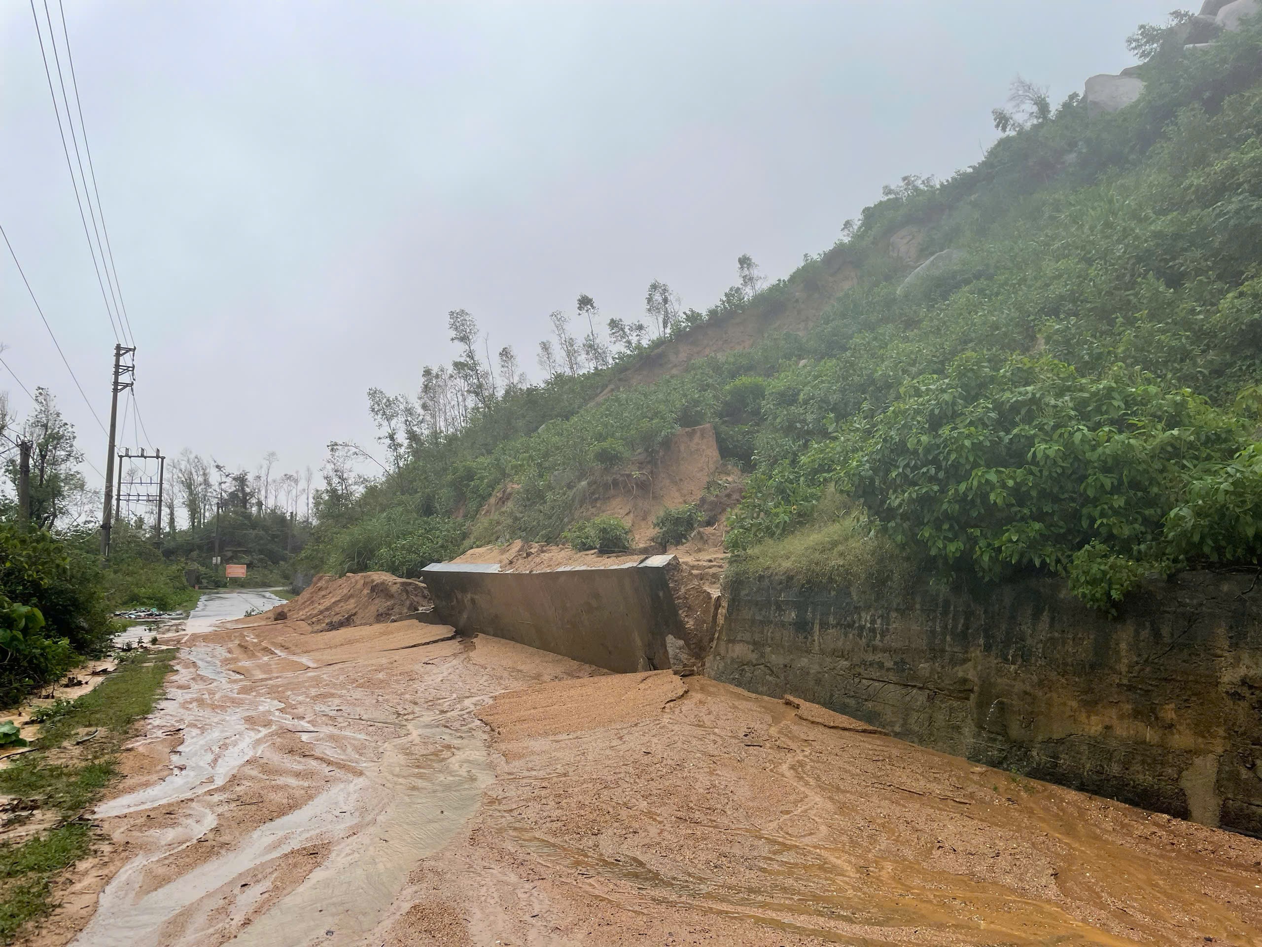Sạt lở núi nghiêm trọng tại Hà Tĩnh - Ảnh 3.