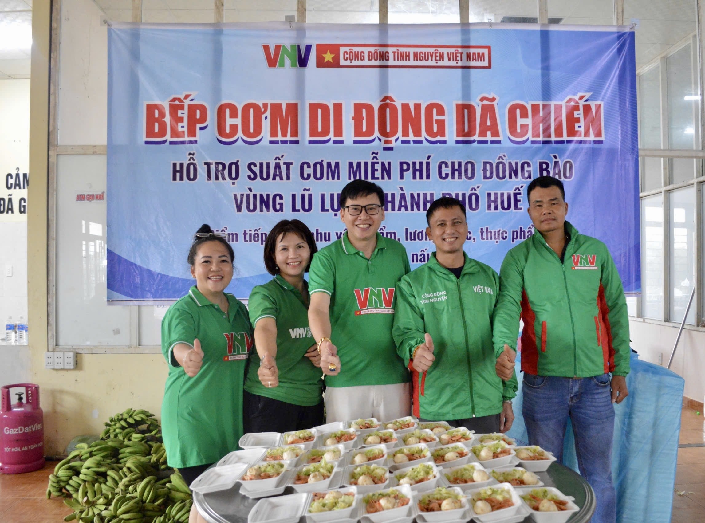 hinh-anh-cac-anh-chi-dieu-phoi-bep-com-di-dong-da-chien-ben-nhung-phan-com-nong-vua-hoan-thien-chuan-bi-gui-den-ba-con-vung-lu-1762609727.JPG