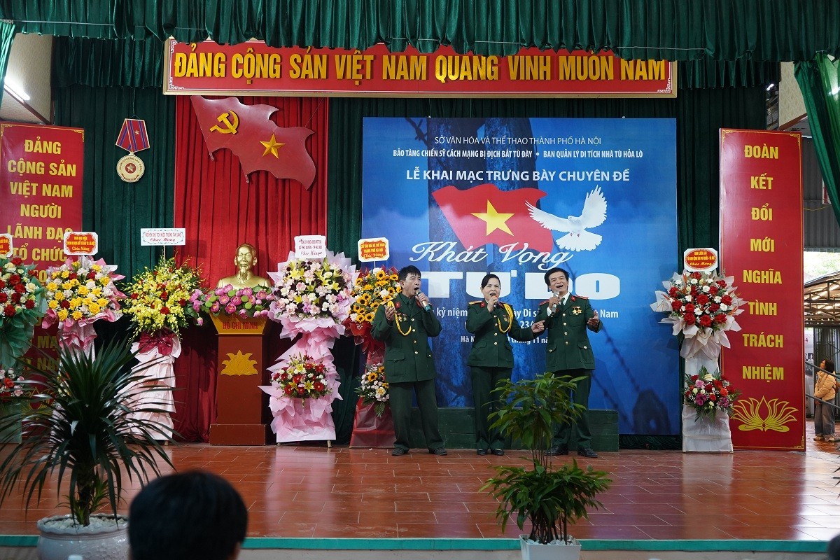 anh-1-trien-lam-hoa-lo-1763561462.JPG
