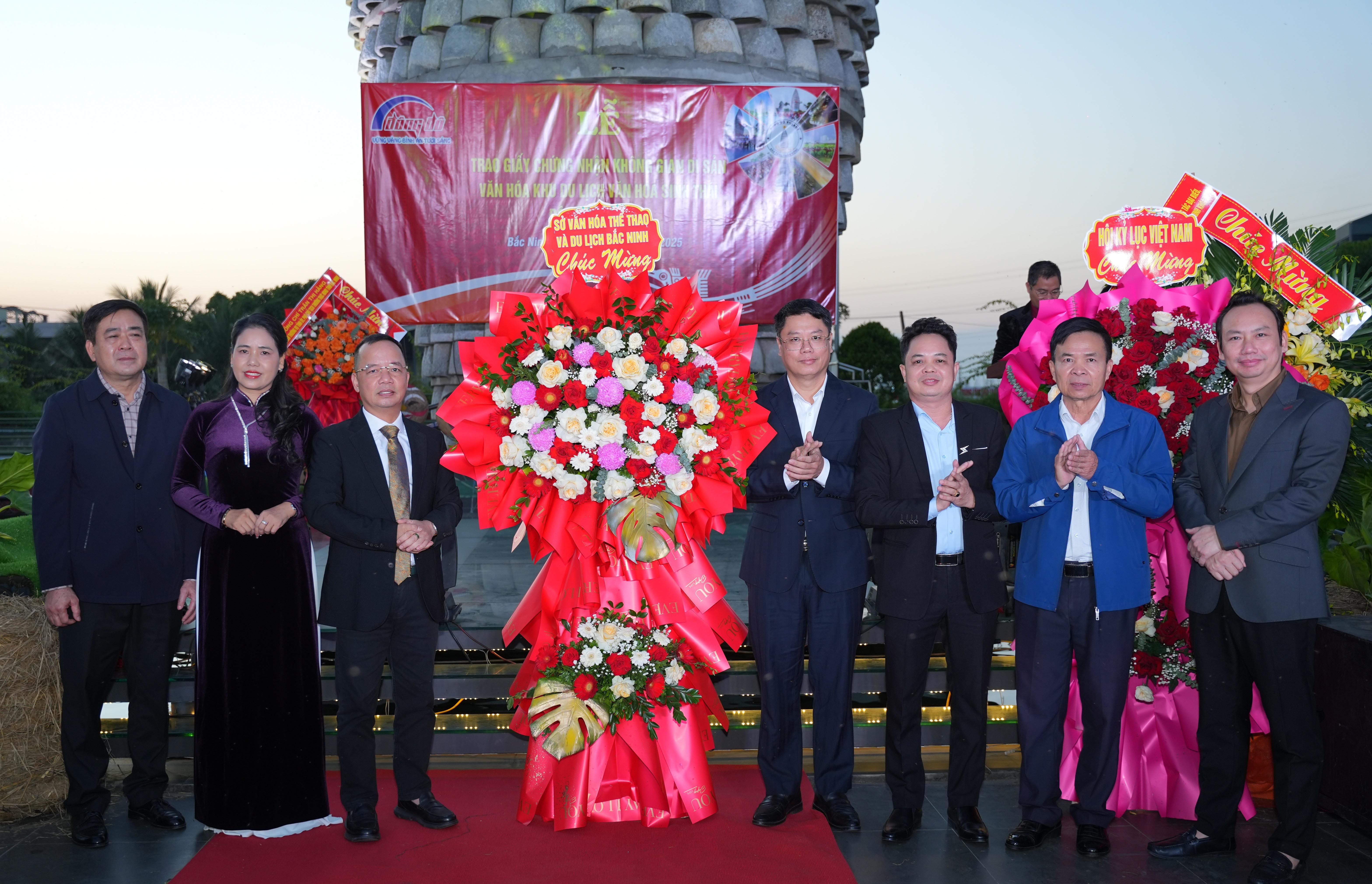 anh-2-dai-dien-so-van-hoa-the-thao-va-du-lich-bac-ninh-tang-hoa-chuc-mung-khu-du-lich-van-hoa-sinh-1763785025.JPG