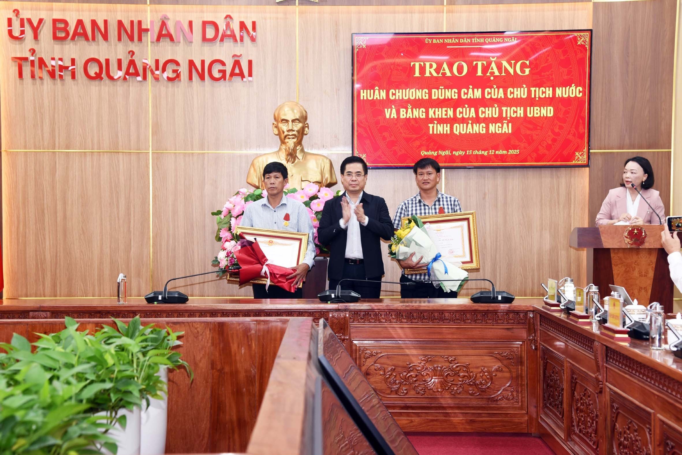 2-ong-nguyen-hoang-giang-chu-tich-ubnd-tinh-trao-huan-chuong-dung-cam-cho-2-cong-dan-phan-duy-quang-va-le-van-sanh-o-dac-khu-ly-son-tinh-quang-ngai-1765792668.jpg
