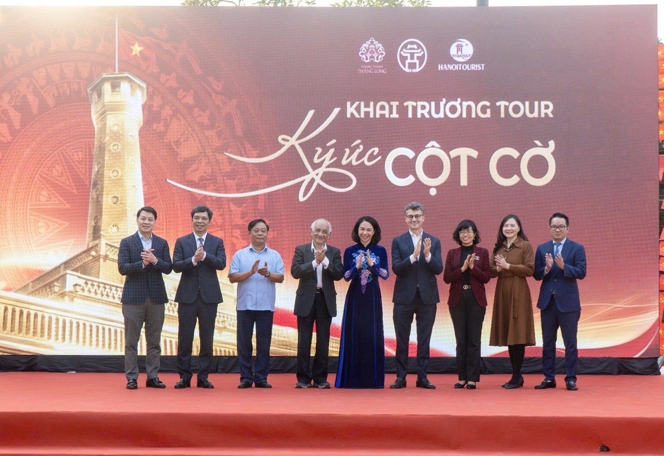 a2-anh-3pho-chu-tich-ubnd-tp-ha-noi-vu-thu-ha-va-cac-dai-bieu-khai-truong-tour-ky-uc-cot-co-1766101203.jpg
