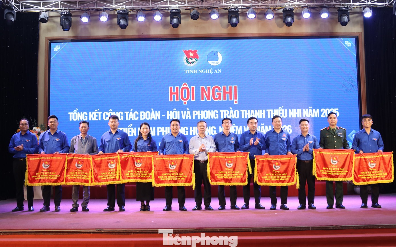 Nhân dịp này, Ban Chấp hành Tỉnh Đoàn Nghệ An đã tặng cờ thi đua cho 11 tập thể đạt danh hiệu “Đơn vị xuất sắc công tác Đoàn và phong trào thanh thiếu nhi năm 2025”. tp-5-3223.jpg