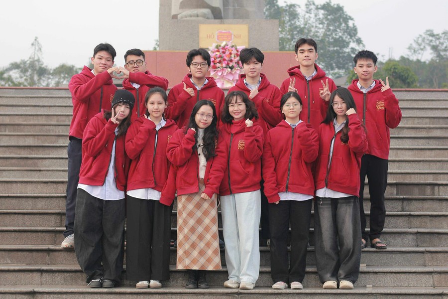 Đội tuyển dự thi học sinh giỏi quốc gia môn tiếng Anh của Trường THPT chuyên Phan Bội Châu, Nghệ An là một tập thể đoàn kết, chia sẻ, tình cảm. Ảnh: NVCC doi-tuyen-quoc-gia-tieng-anh.jpg