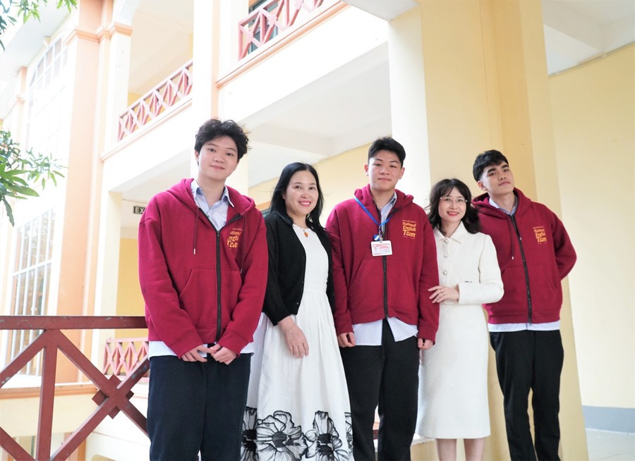 Bà Cao Thị Lan Thanh - Hiệu trưởng Trường THPT chuyên Phan Bội Châu chia sẻ niềm vui với cô giáo Hoàng Lân và các học trò. Ảnh: Hồ Lài sn105345.jpg