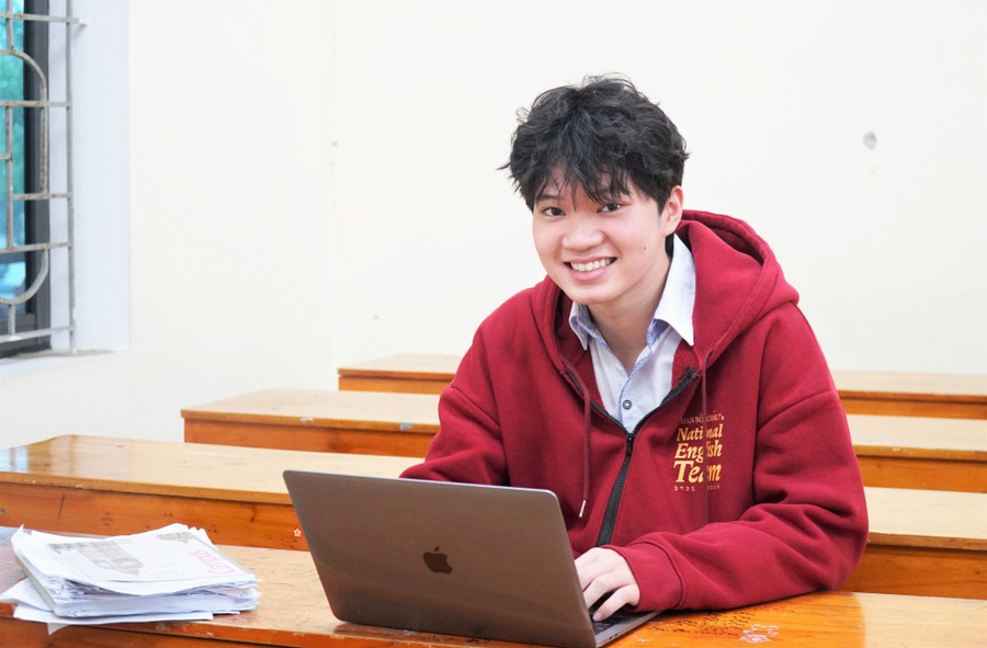 Với 16,3 điểm Trần Nhật Nam là thí sinh có điểm cao nhất của đội tuyển môn Tiếng Anh của Trường THPT chuyên Phan Bội Châu và nằm tốp 3 của cả nước. Ảnh: Hồ Lài sn105375.jpg