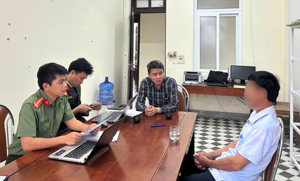 Đăng tải thông tin sai sự thật về bầu cử, 2 người đàn ông ở Hà Tĩnh bị xử phạt 15 triệu đồng - Ảnh 2.