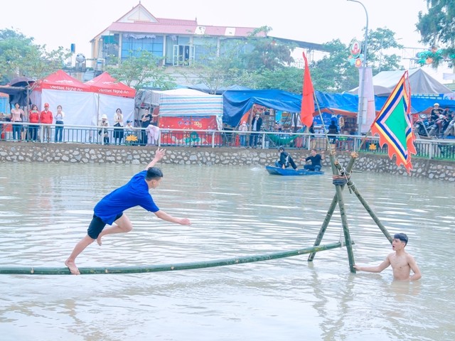 Trò chơi dân gian tại lễ hội.