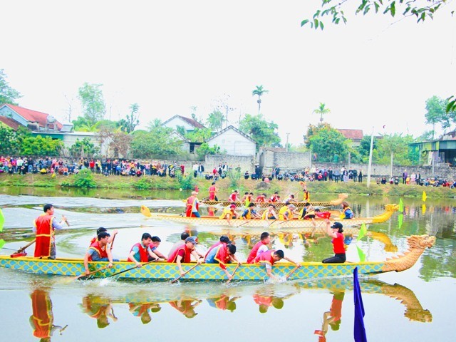 Đua thuyền trên hồ Diệu Ốc.