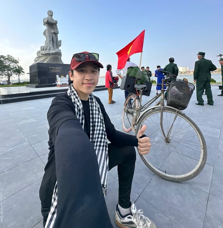 chang-trai-24-tuoi-dap-xe-tu-ha-noi-vao-tphcm-xem-le-dieu-binh-ky-niem-304-dd9-7419391-1744632834.webp