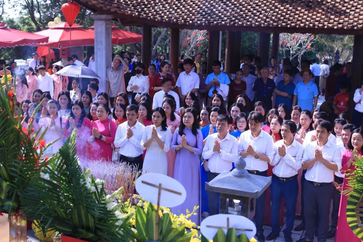 Các đoàn khách từ Hà Nội, Quảng Ninh, Hải Phòng, Huế, Nghệ An… đều có mặt để thắp hương tưởng nhớ Đại Danh y Hải Thượng Lãn Ông Lê Hữu Trác