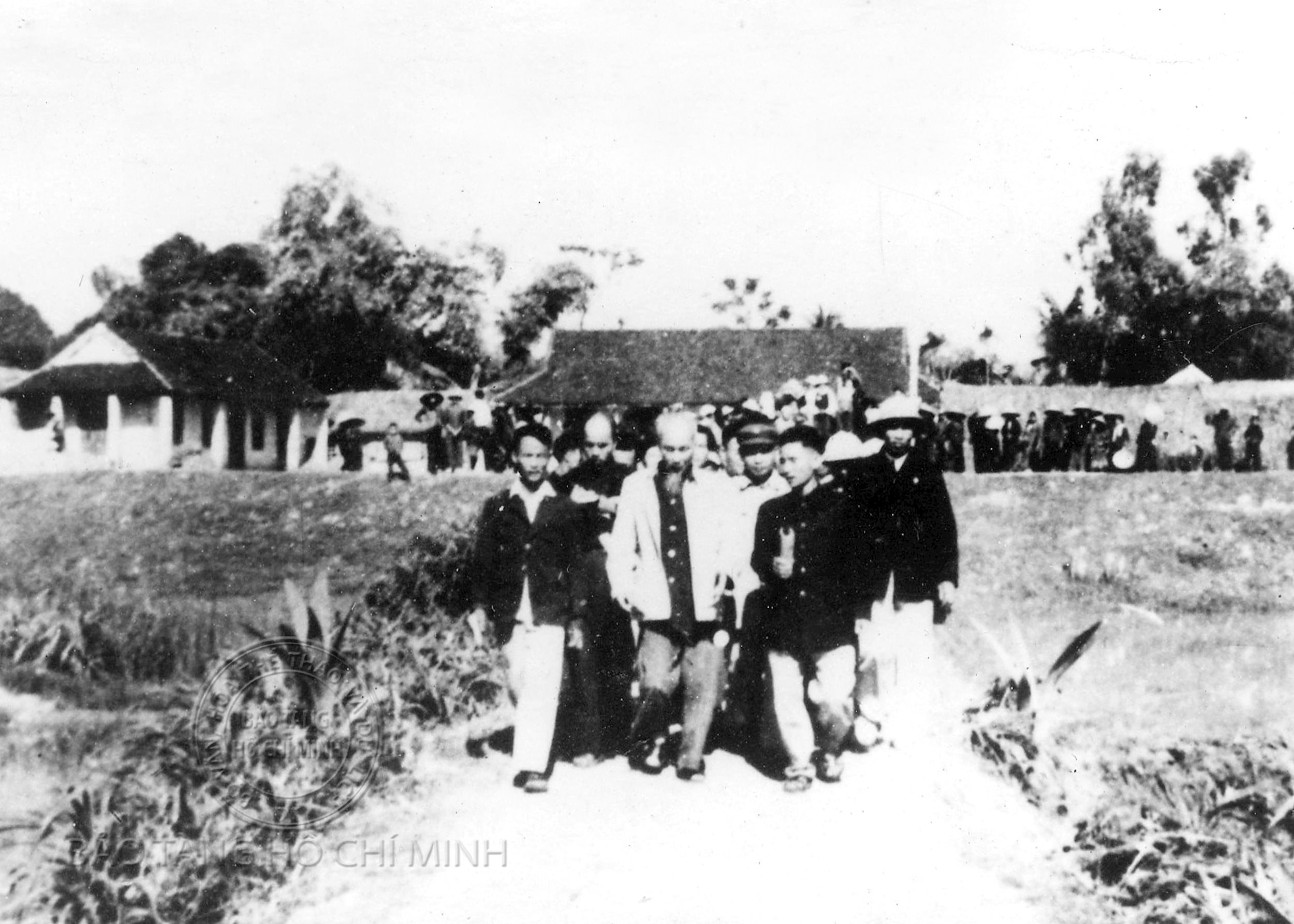 37-chu-tich-ho-chi-minh-tham-htx-vinh-thanh-yen-thanh-nam-1961-1777866041.jpg