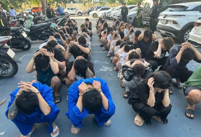 cong-an-tphcm-go-dai-an-ma-tuy-140-doi-tuong-thu-giu-hon-9kg-ma-tuy-ke-cam-dau-thanh-tung-la-ai-2-1779499353.jpg