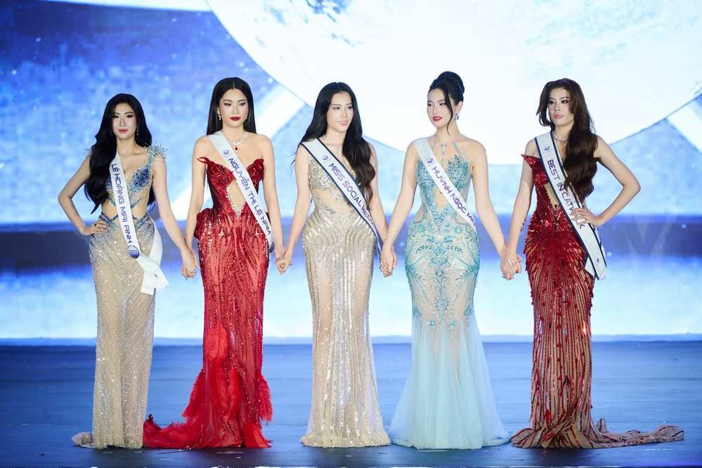 chu-tich-phuong-dai-trao-the-new-iconic-crown-cho-tan-miss-cosmo-2026-beecf301-1781960219.jpg