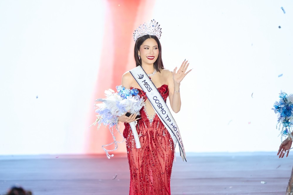 chu-tich-phuong-dai-trao-the-new-iconic-crown-cho-tan-miss-cosmo-2026-c6feb783-1781960227.jpg
