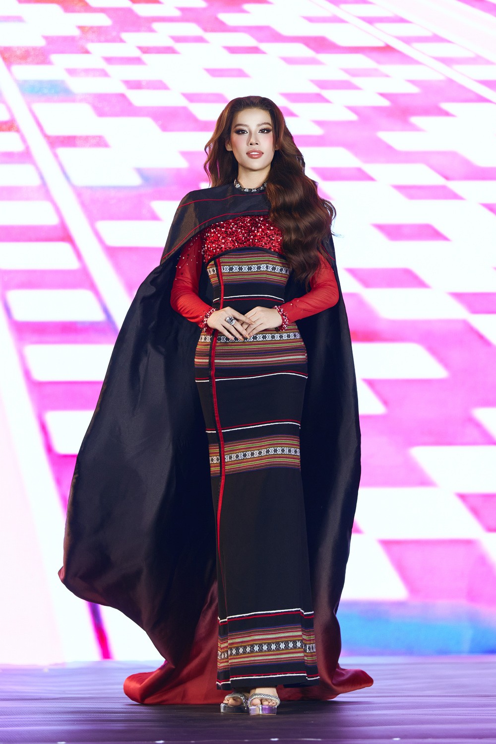 a-khoi-nguyen-thi-hong-tu-vuong-mien-sac-dep-den-hanh-trinh-gieo-mam-su-tu-tin-cho-the-he-8979d2c2-1782890073.jpg