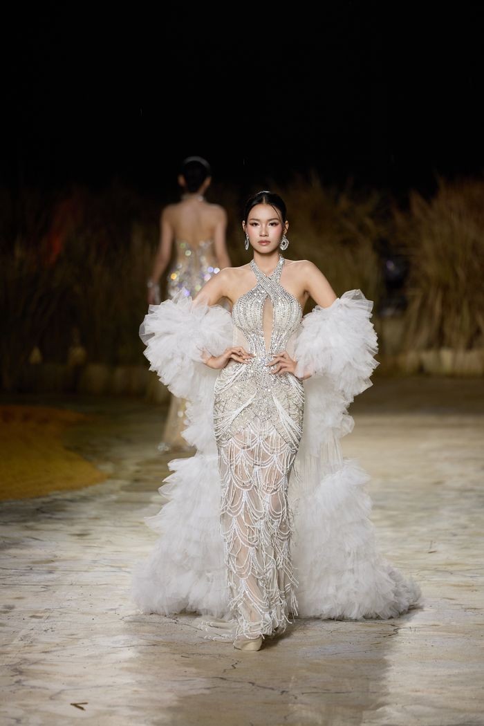 hoa-hau-yen-nhi-lam-nang-tho-cho-ntk-mai-phuong-trang-o-vbff-16e93f-1784704895.jpg