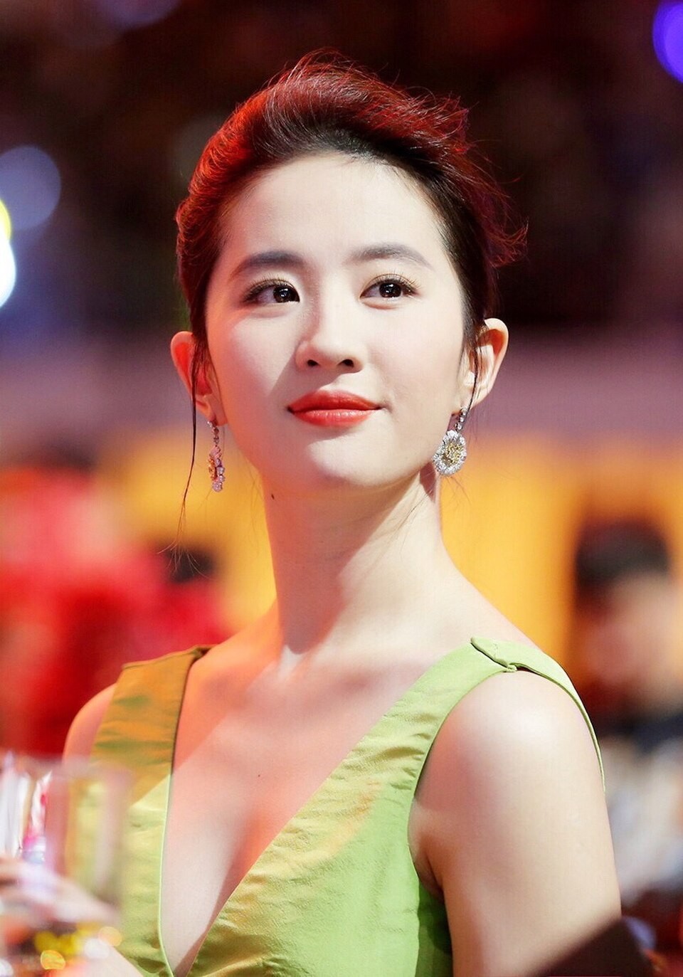 liu-yifei-at-the-2016-bazaar-stars-charity-night-1786068107.jpg