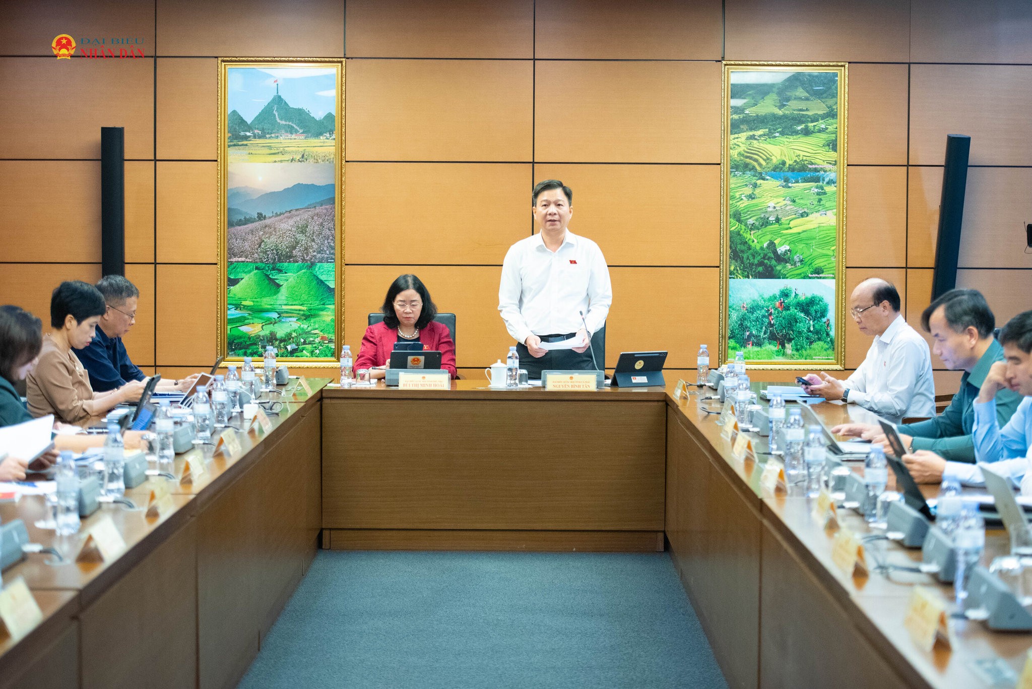 pho-truong-doan-chuyen-trach-tinh-ca-mau-dbqh-nguyen-binh-tan-dieu-hanh-thao-luan-to-anh-xuan-quy1-1793254891.jpg