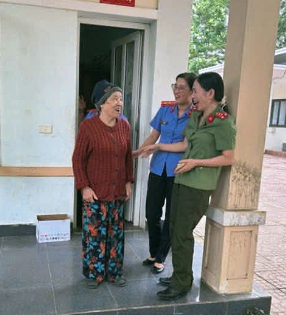 nu-cuoi-than-thien-trong-niem-vui-cua-can-bo-cong-an-va-vks-khi-tim-thay-cu-ba-1778637095.jpg
