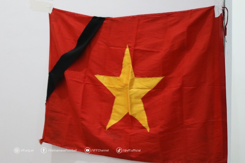 u19-viet-nam-danh-phut-mac-niem-va-deo-bang-tang-tuong-nho-tong-bi-thu-nguyen-phu-trong-220961-1721553558.jpg