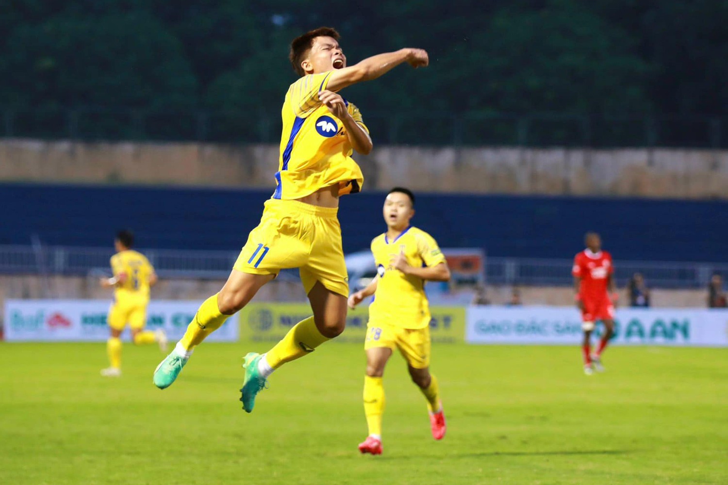 song-lam-nghe-an-chia-diem-dang-tiec-truoc-viettel-fc-194803686-1697984954.jpg