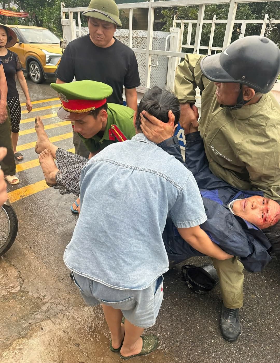 cong-an-xa-chau-binh-va-nguoi-dan-dua-nan-nhan-di-cap-cuu-1776911570.jpg