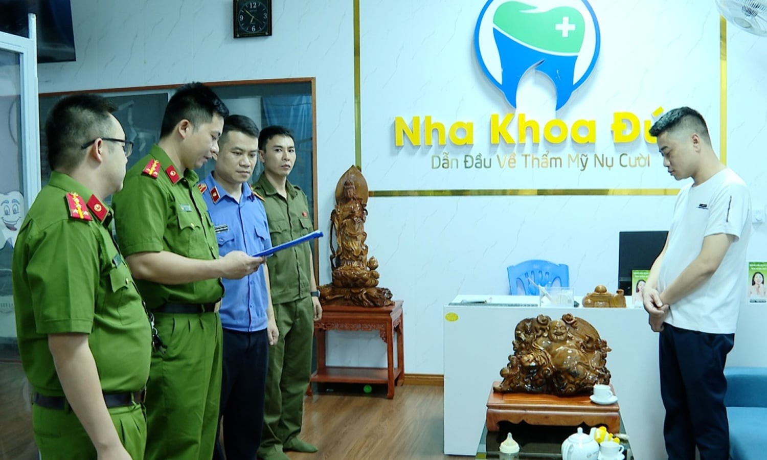 mac-blouse-gia-bac-si-20-nam-kinh-nghiem-de-lua-benh-nhan-thu-hang-ty-dong-1-2026-07-27-09-44-1785124899.jpg