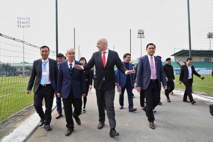 h-fifa-di-tham-co-ngoi-cua-vff-nam-2018-nhac-lai-trung-tam-dao-tao-bong-da-tre-viet-nam-toa-lac-canh-tru-so-vff-la-thuoc-du-an-do-fifa-tai-tro-17877099926941310017568-6a8e9af226c1e-1787737243.jpeg