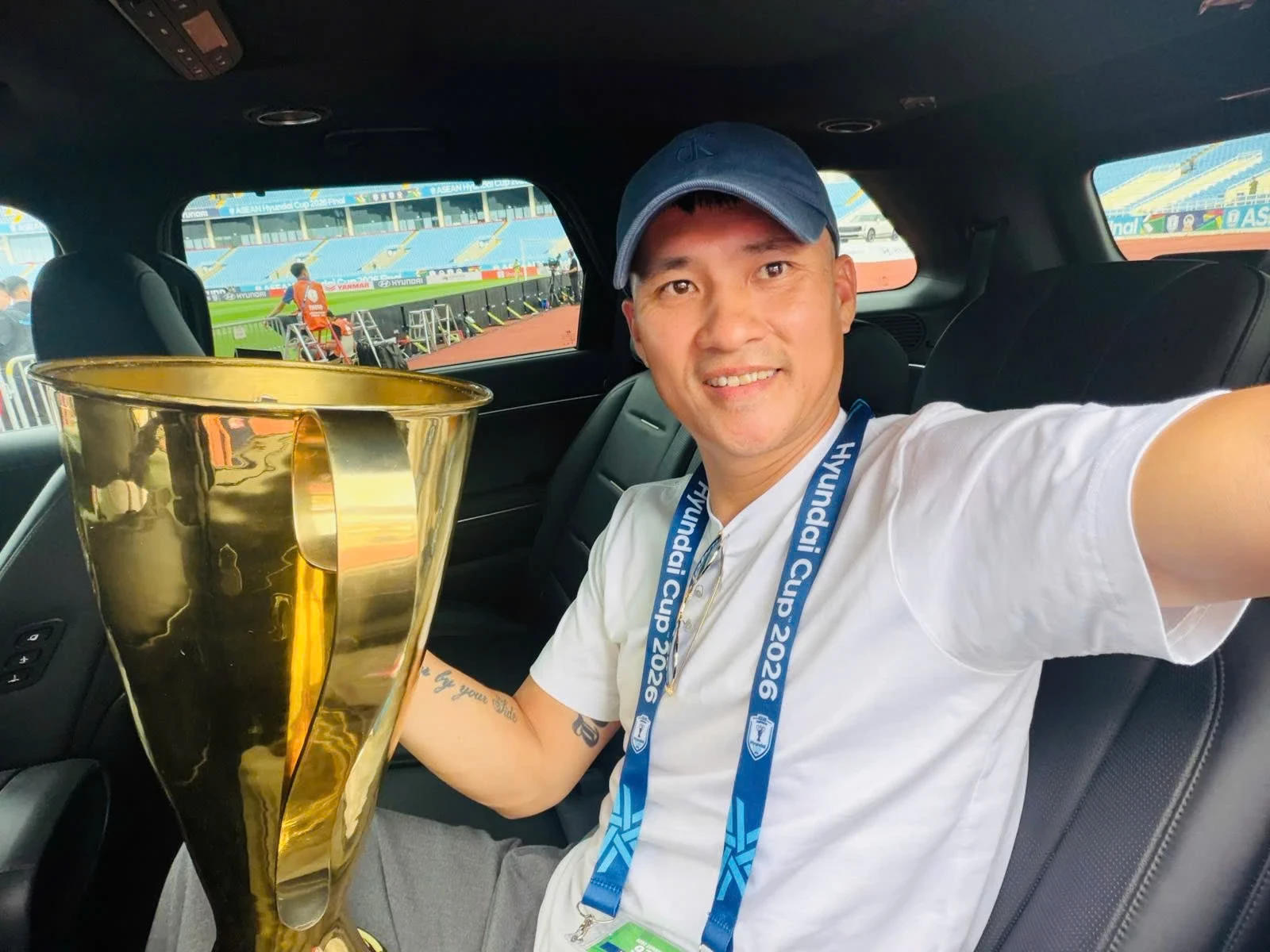 le-cong-vinh-chia-se-hinh-anh-ben-chiec-cup-vo-dich-asean-cup-2026-17877402538921902686324-1787746521.webp