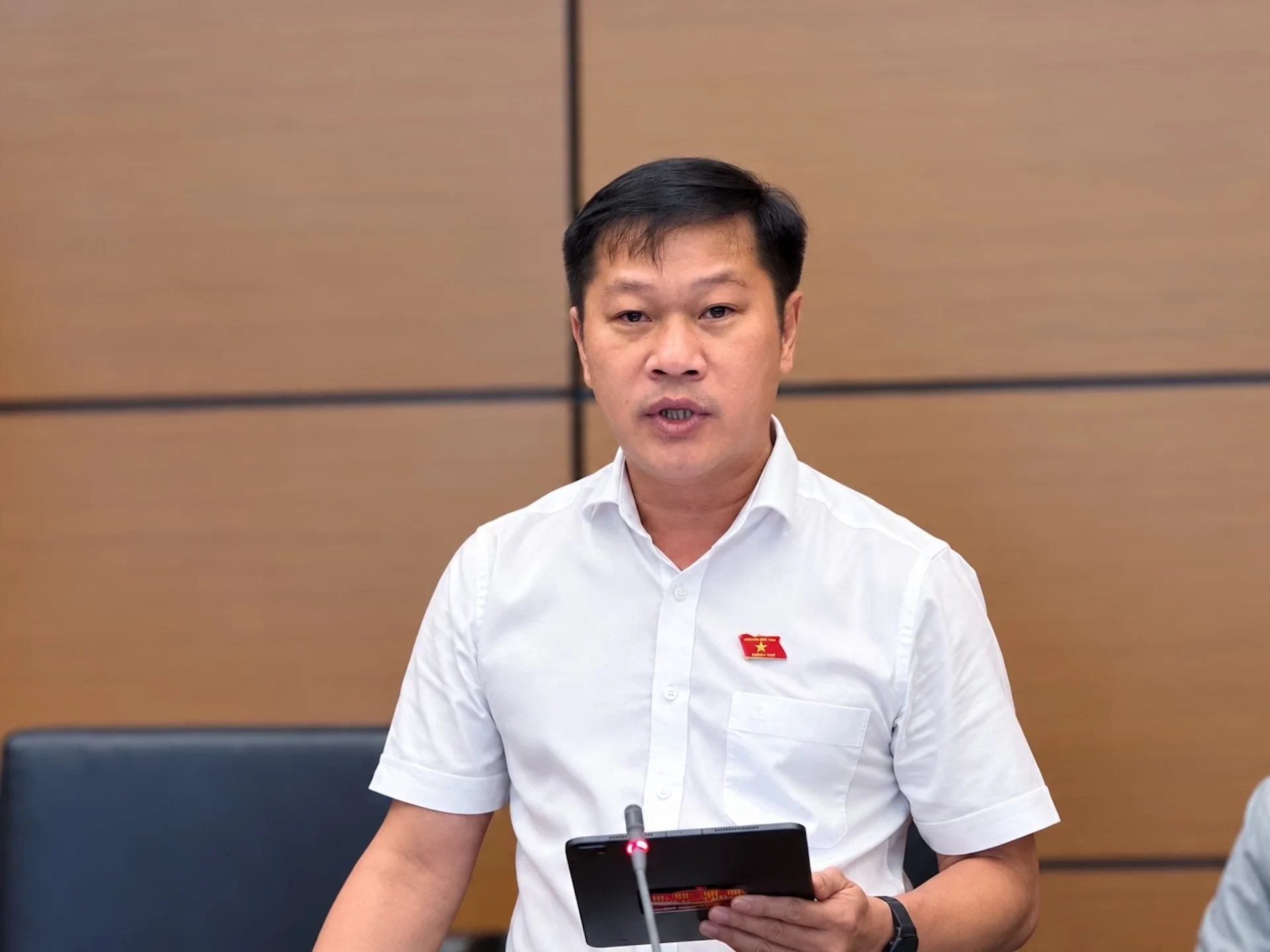 26-1793010599-mot-lan-vuot-den-do-bang-xe-may-bi-phat-khoang-83-thu-nhap-binh-quan-dau-nguoi-mot-thang-1793061231.webp