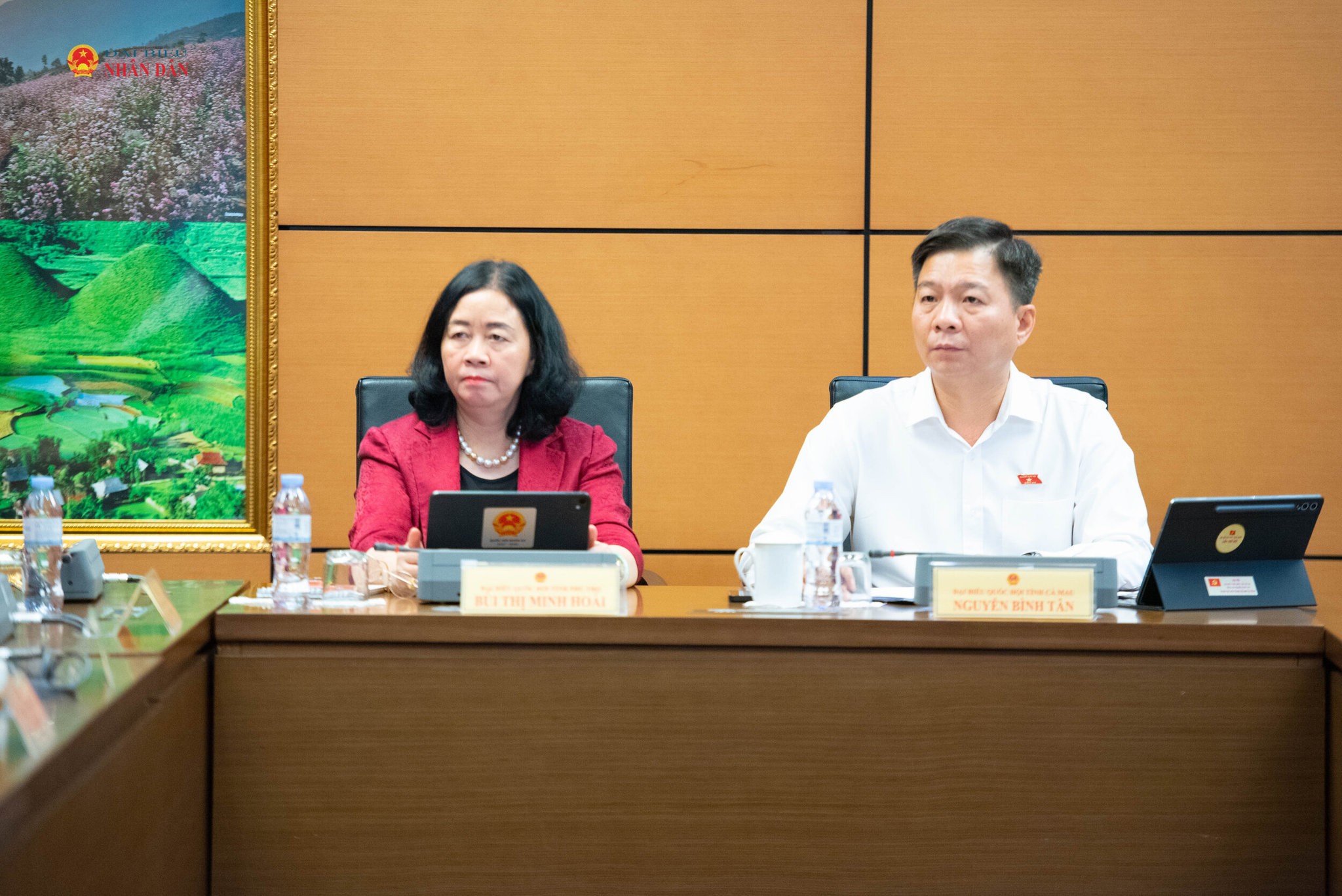 chu-tich-ubmttq-bui-thi-minh-hoai-va-pho-truong-doan-chuyen-trach-tinh-ca-mau-dbqh-nguyen-binh-tan-tham-du-thao-luan-to-anh-xuan-quy-1793254849.jpg
