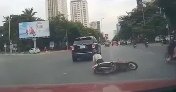 Nghệ An: Cô gái ngã sõng soài vì tài xế Rolls-Royce chạy kiểu "dương đông kích tây"