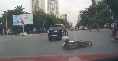 Nghệ An: Cô gái ngã sõng soài vì tài xế Rolls-Royce chạy kiểu "dương đông kích tây"