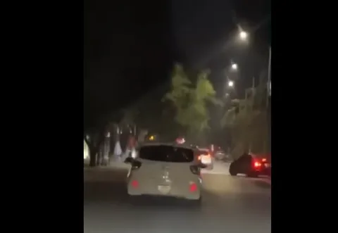 Cộng đồng mạng xôn xao tại TP Vinh đang xôn xao: Cô gái bị lột đồ, đẩy xuống xe ô tô