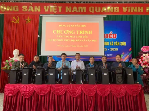 Xã Vân Sơn (Phú Thọ): Bàn giao 10 bộ máy tính cho các chi bộ xóm, thúc đẩy chuyển đổi số từ cơ sở