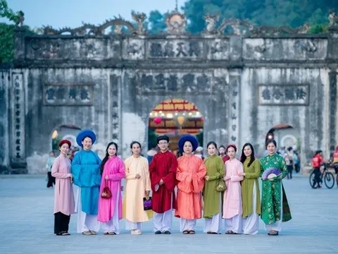 “Gấm hoa Việt phục” - Hơi thở ngàn xưa giữa mùa lễ hội Côn Sơn - Kiếp Bạc