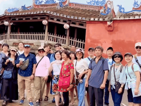 Du khách trở lại Hội An, lưu giữ hình ảnh phố cổ mùa nước lũ